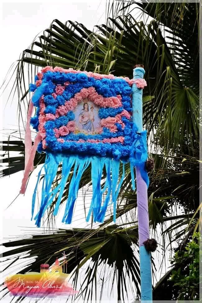 Bandeira sagrada do Moçambique de Timóteo decorada com flores azuis e rosas, exibindo a imagem de Nossa Senhora do Rosário