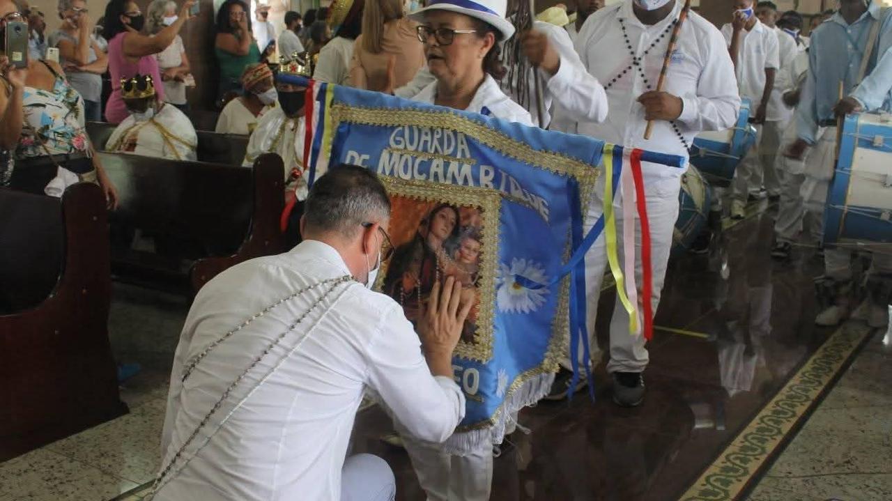 Image showcasing the devotion to Our Lady of the Rosary